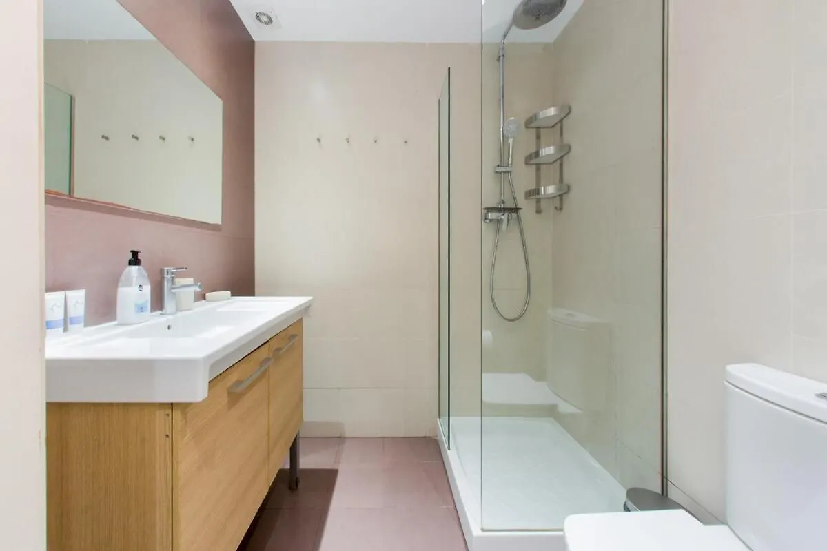 4 Bedroom Apartment With A Balcony In Las Ramblas 2 2 巴塞罗那 0*,  西班牙